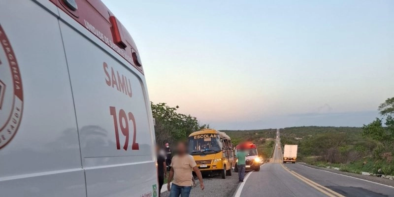 Colisão envolvendo ônibus escolar é registrada na BR-230 entre Aparecida e Pombal