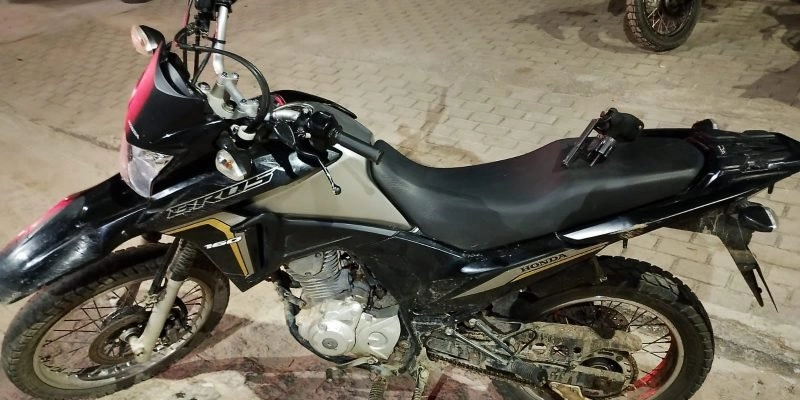 Polícia Militar apreende arma de fogo e munições, e recupera motocicleta roubada