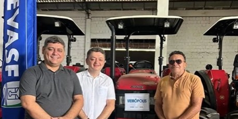 Vieirópolis recebe novo trator para reforçar a agricultura do município