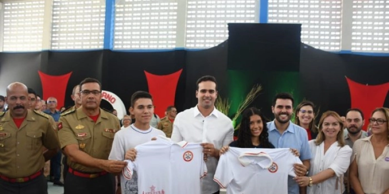 Lucas Ribeiro entrega kits escolares em Campina e reforma de escola em Massaranduba 