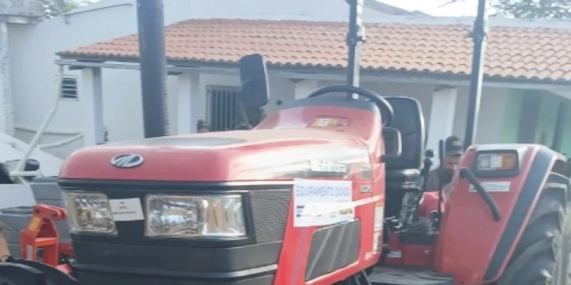 Gervásio Maia entrega trator com implementos e reforça agricultura de Taperoá