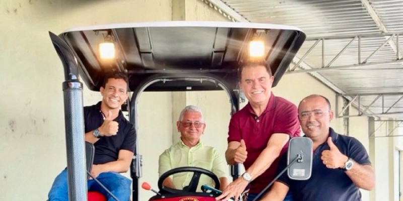 Vereador Paulo Sérgio e líder político Guel agradecem a Wilson Santiago por trator que fortalece a agricultura familiar em Gurinhém