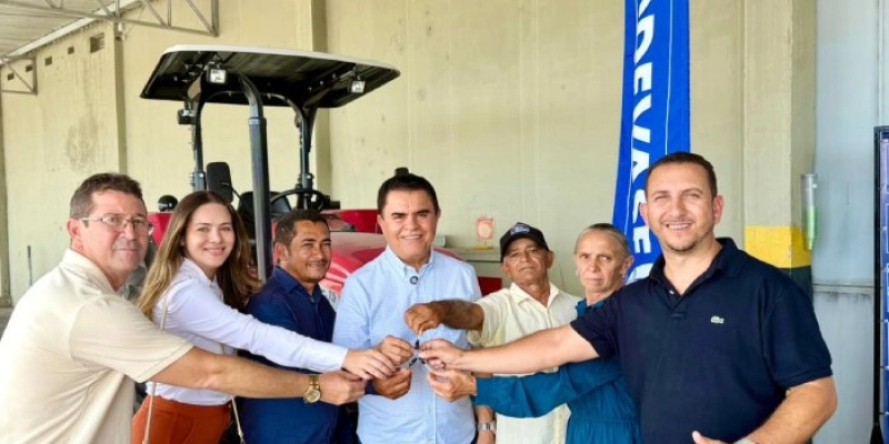 Deputado federal Wilson Santiago entrega trator para fortalecer a agricultura em São José de Caiana