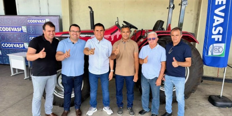 Wilson Santiago e Wilson Filho entregam trator e destacam avanços na agricultura e infraestrutura em Itapororoca