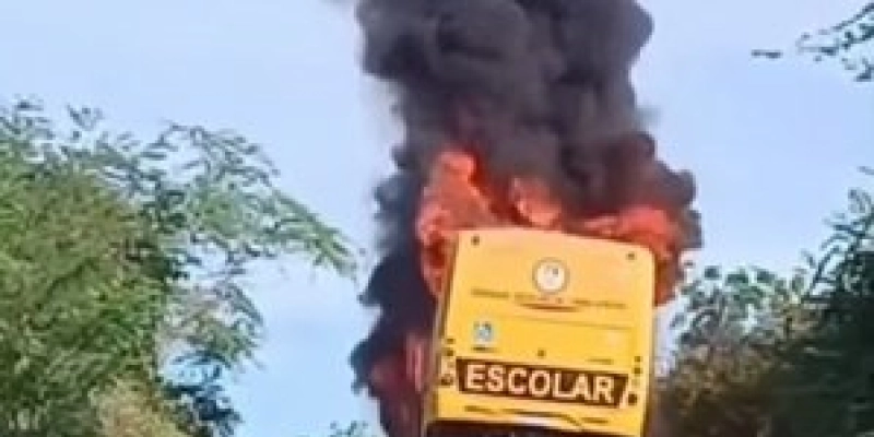 Ônibus escolar pega fogo durante transporte de estudantes no interior da Paraíba
