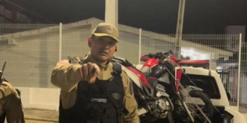Polícia Militar apreende motocicleta com registro de roubo/furto, no Sertão