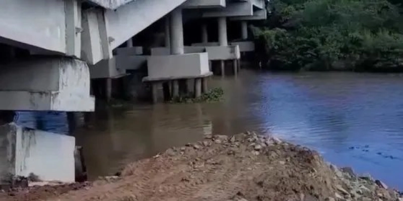 Estrutura da ponte sobre o Rio Paraíba cede e interdita parte da BR-101 em Santa Rita