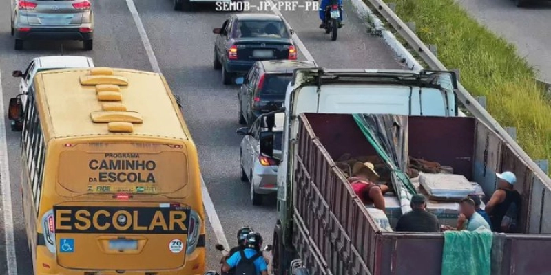 PRF na Paraíba flagra transporte irregular de passageiros em compartimento de carga na BR-230