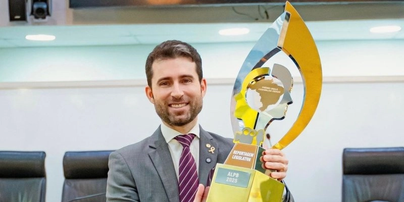 Presidente da UNALE entrega prêmio à ALPB e parabeniza Michel Henrique por iniciativa que originou a Caravana da Inclusão