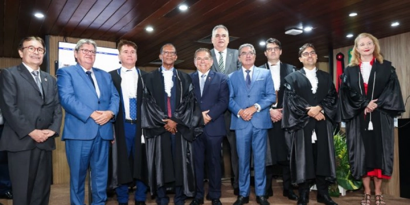 Governador destaca papel da corte eleitoral para preservar a integridade e a justiça nas eleições durante posse da mesa diretora do TRE-PB 