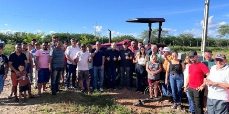 Gervásio Maia entrega trator e implementos agrícolas a agricultores de Taperoá