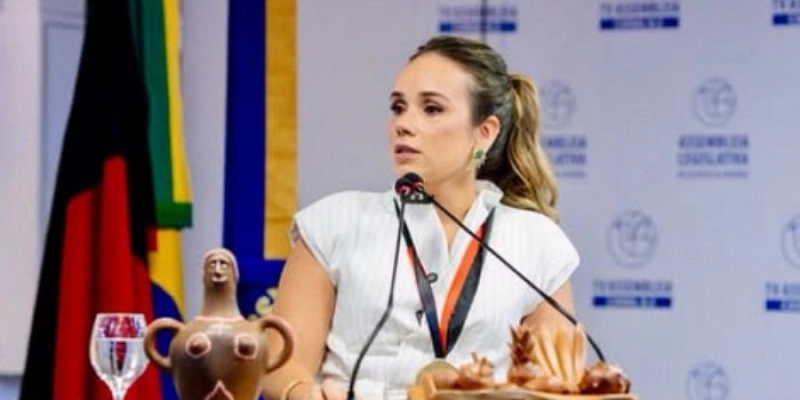 Pollyanna Werton enaltece trajetória de Camila Mariz em entrega de medalha na Assembleia