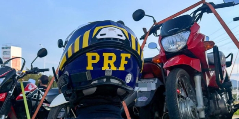 PRF flagra adolescente de 12 anos pilotando moto no Sertão da Paraíba