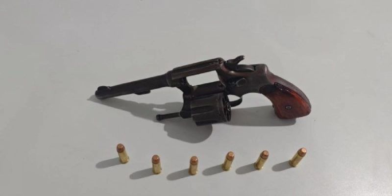 Polícia Militar recupera motocicleta roubada e prende suspeitos com arma de fogo no Sertão