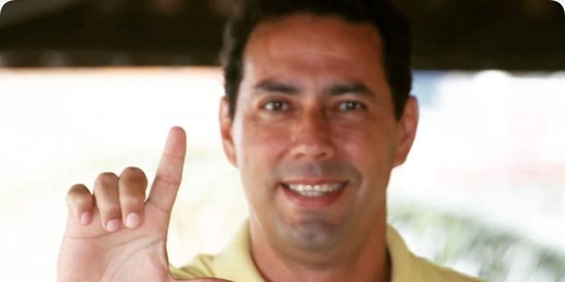 Prefeito de Lucena, Léo Bandeira, é alvo de investigação do MP por publicidade institucional