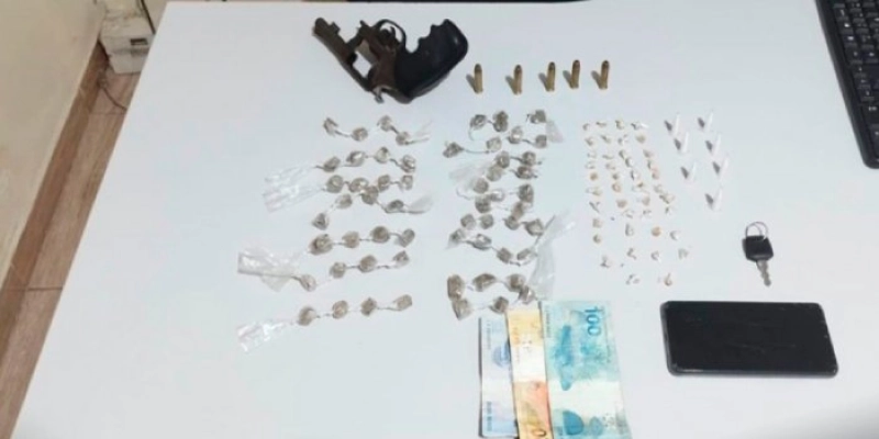 Polícia Militar prende suspeito por tráfico de drogas e apreende armas de fogo