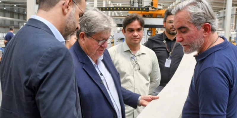 João Azevêdo vai à inauguração de fábrica de pisos e painéis vinílicos em Alhandra e destaca desempenho da Paraíba na atração de investimentos