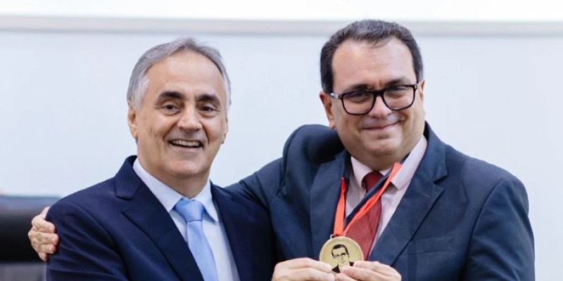 Deputado Luciano Cartaxo entrega Medalha de Mérito Jurídico a Adelmar Azevedo Régis na ALPB