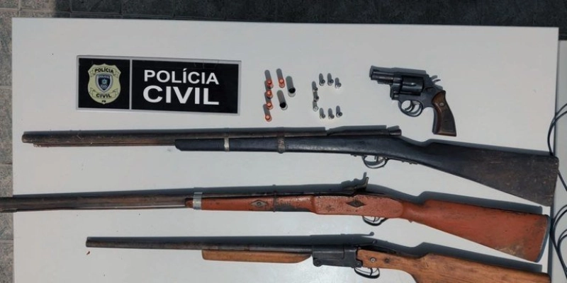 Polícia Civil prende homem por posse ilegal de quatro armas de fogo  