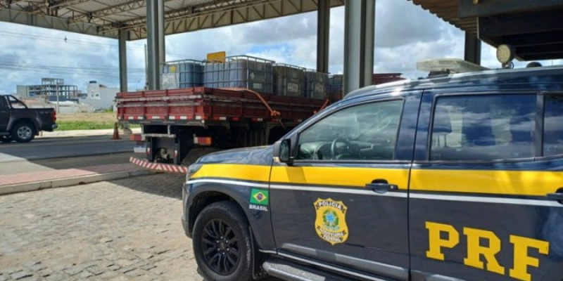 PRF apreende 10 mil litros de óleo de soja transportados em recipientes contaminados, na PB