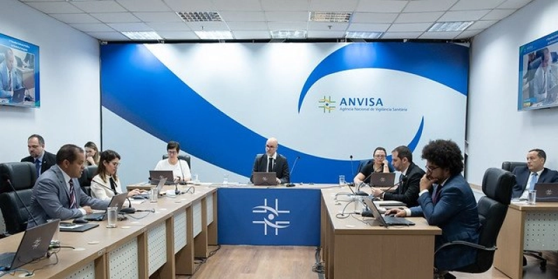 Anvisa atualiza vacina da Covid e lista de medicamentos de baixo risco