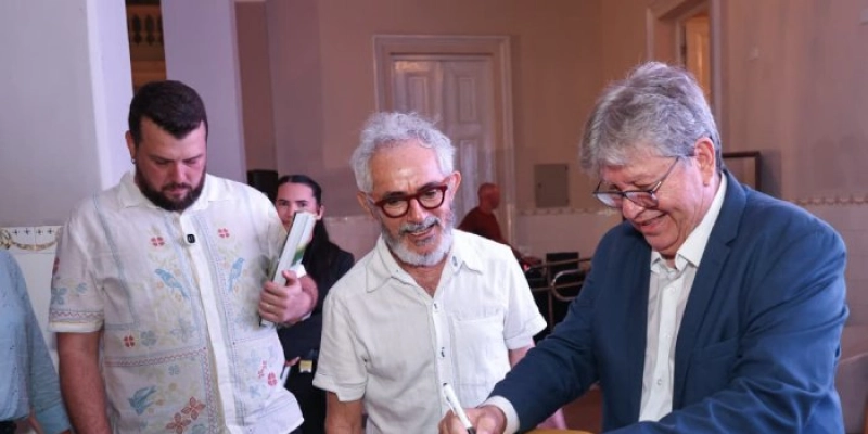João Azevêdo apresenta livro sobre a Paraíba e reforça compromisso do governo com a cultura