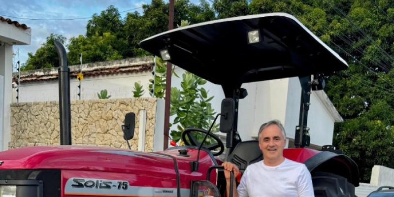 Segundo trator no Sertão: Luciano Cartaxo entrega mais um equipamento em Curralinho, zona rural de Sousa