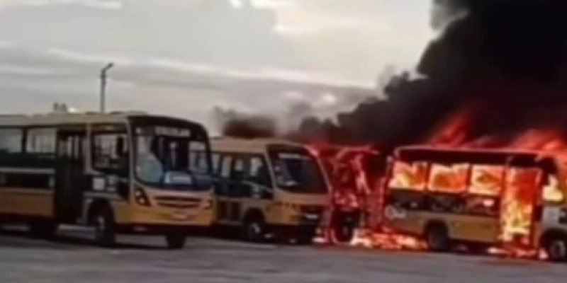 Chamas consomem ônibus e caminhão em garagem municipal de Queimadas
