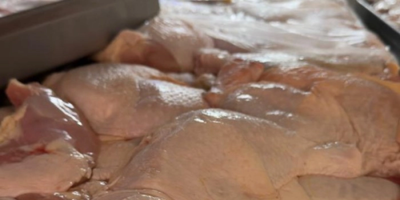 Procon autua supermercado e apreende 35 quilos de frango com datas irregulares
