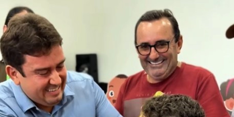 Helder Carvalho entrega óculos a estudantes pelo programa Mais Visão Educação