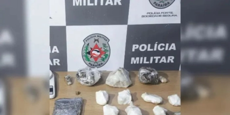 PM prende suspeito de tráfico após tentativa de esconder drogas em telhado