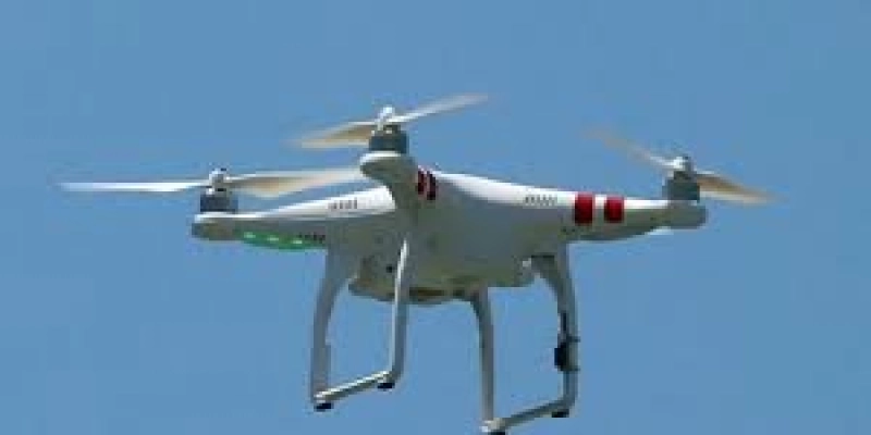 Moraes aumenta restrição para voos de drones na casa de Bolsonaro