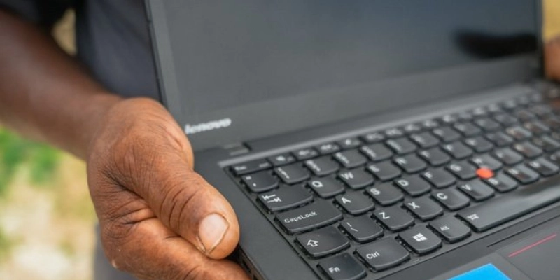 Computadores para Inclusão destina mais de 800 equipamentos para pessoas com TEA