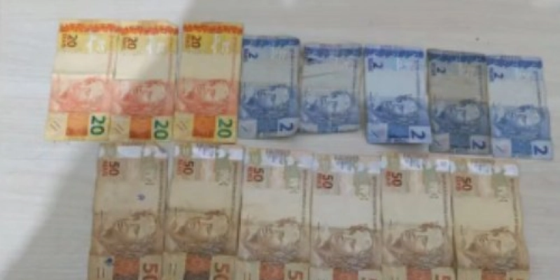 PM apreende drogas, celular e dinheiro e conduz homem após ser flagrado com entorpecente em Cachoeira dos Índios