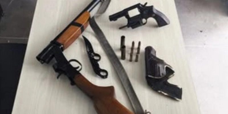 PM apreende armas de fogo e conduz homem após ameaça em Poço de José de Moura