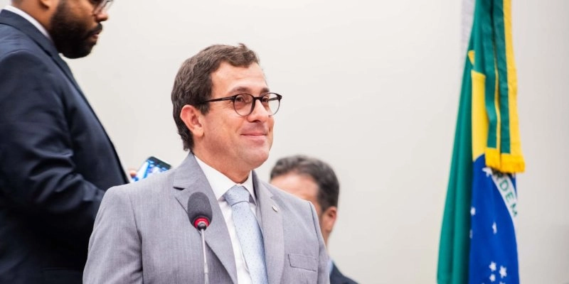 Gervásio Maia tem projeto aprovado na CCJC que fixa jornada de 30h para assistentes sociais