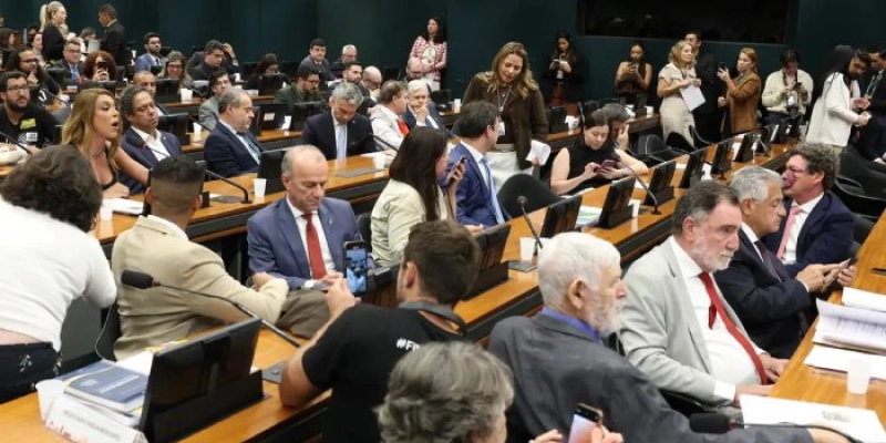Pedido de vista adia votação da PEC do fim da 6x1 na CCJ da Câmara