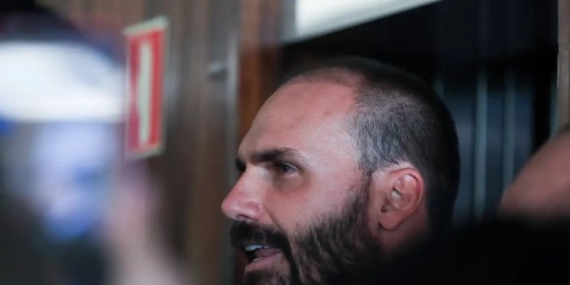 Moraes vota para condenar Eduardo Bolsonaro por difamação