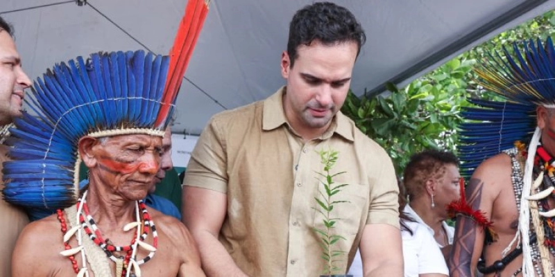 Governador Lucas Ribeiro participa de celebração do Dia dos Povos Indígenas e realiza entregas em Baía da Traição