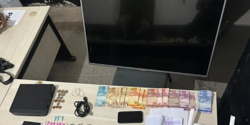 ROTAM desarticula ponto de tráfico e prende dupla em flagrante em Cajazeiras