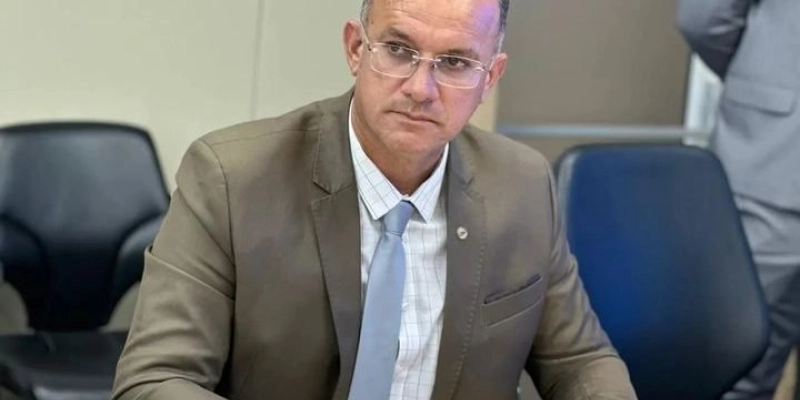 Efraim Filho avança em articulação e aguarda “sim” de Juliana Cunha Lima, diz Deputado