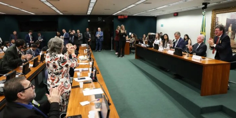 CCJ aprova admissibilidade de propostas que acabam com escala 6x1