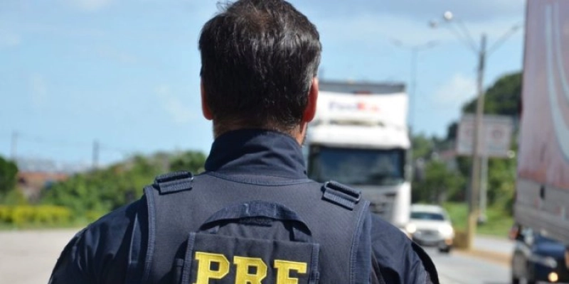PRF flagra 66 toneladas de brita sendo transportadas sem documento fiscal e detém indivíduo com documento falso