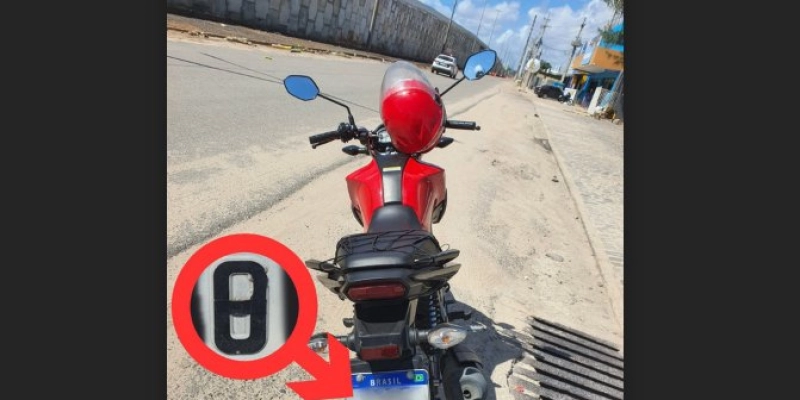 PRF flagra motociclista com placa adulterada por adesivo na BR-230, na Paraíba