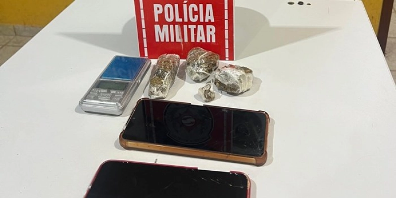 Dupla é presa em flagrante com maconha e balança durante ação da PM