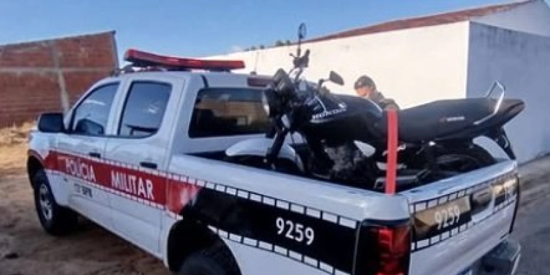 Polícia recupera moto furtada com sinais de adulteração após denúncia de populares