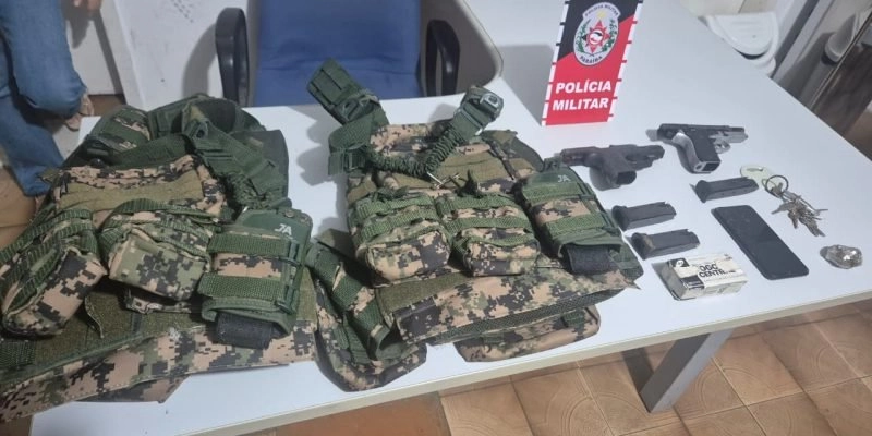 Polícia Militar apreende pistolas e coletes durante ação contra grupo armado na cidade de Patos