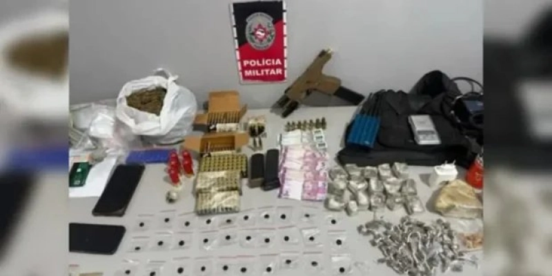 Pistola com seletor de rajada e bloqueador de sinal são apreendidos pela PM, na PB
