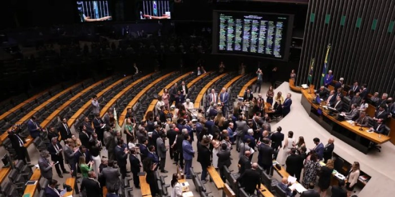 Congresso derruba veto de Lula e abre caminho para redução de penas de condenados pelo 8 de janeiro