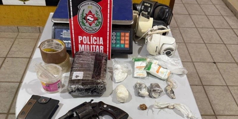 Suspeito tenta fugir, mas PM apreende arma adulterada e mais de 1 kg de cocaína em operação no sertão 